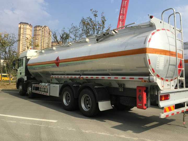 Sinotruck HOWO Aluminum Alloy Fuel Tanker (8X4 Mobile Jet Oil Refueling Bowser Truck 30cbm Diesel Delivery Refueling Truck 12wheels)
