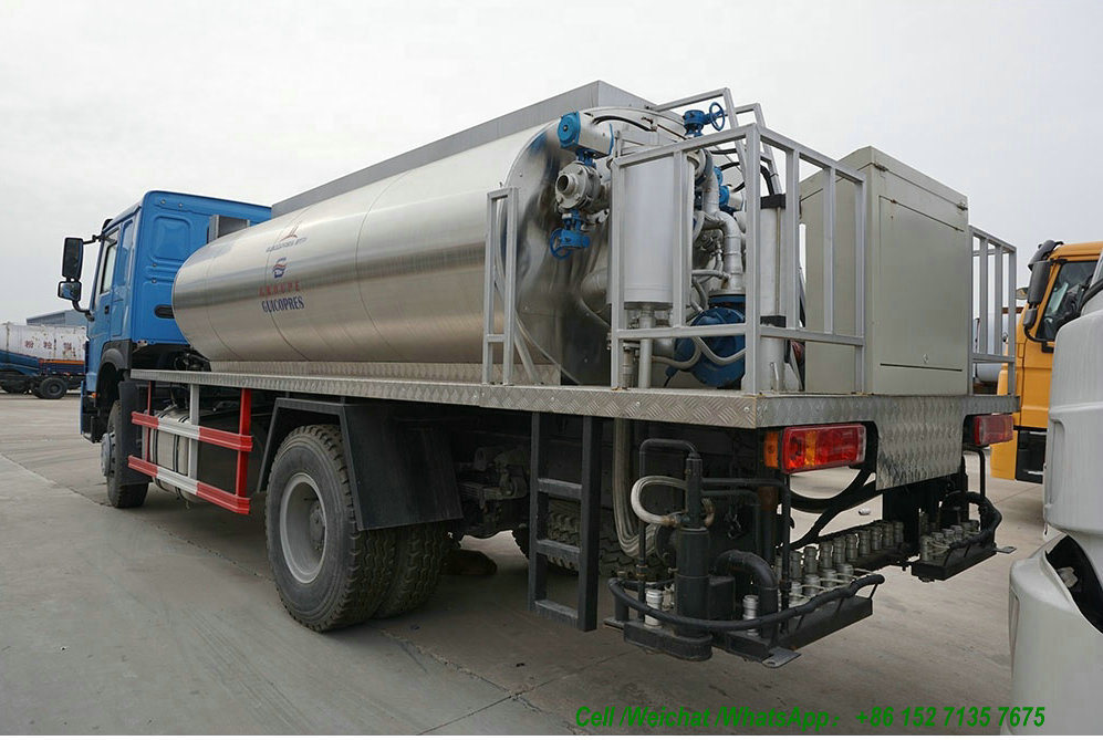 HOWO Road Asphalt Spraying Tank Truck (Asphalt Tank 8000-10000L Insulated Spray Bitumen 4.5 -6 meters)