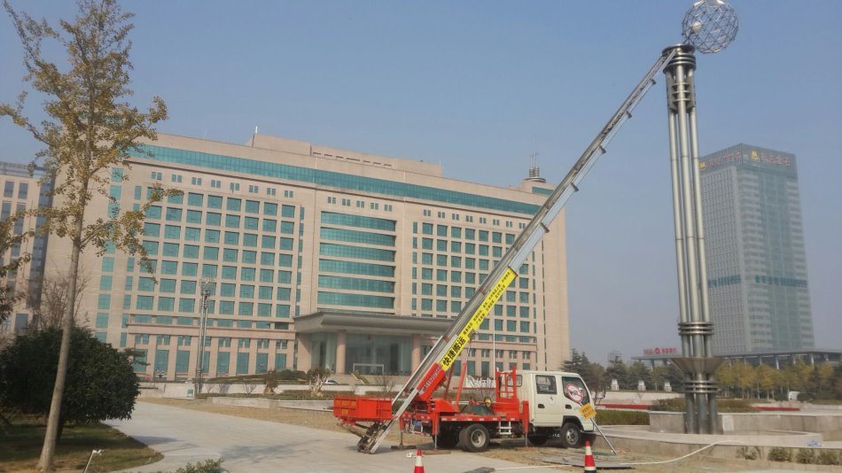 HOWO Truck Mounted Telescopic Ladder Truck for House Building Goods Lift and Download (House Furniture Moving Hydraulic 28 M Aerial Platform Ladder)