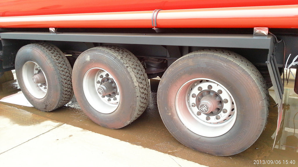 Steel Fuel Tanker Semi-Trailer 3 Axles Oil Tank Capacity 42000L to 47000L (Diesel) with BPW Axles Air Spring Single Tyer 385/65r22.5