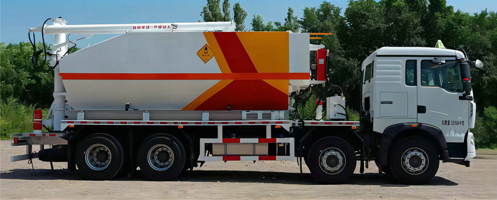 HOWO ANFO Mixing And Charging Explosive Truck (15)