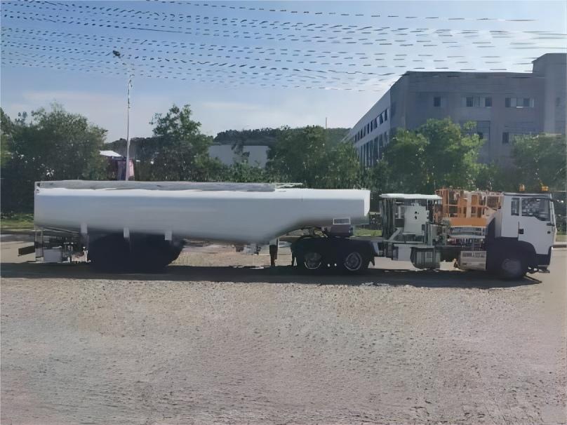 HOWO 45KL Airport refueller (4)