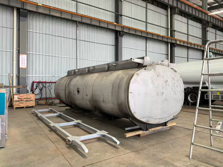 FAW truck aircraft refueller