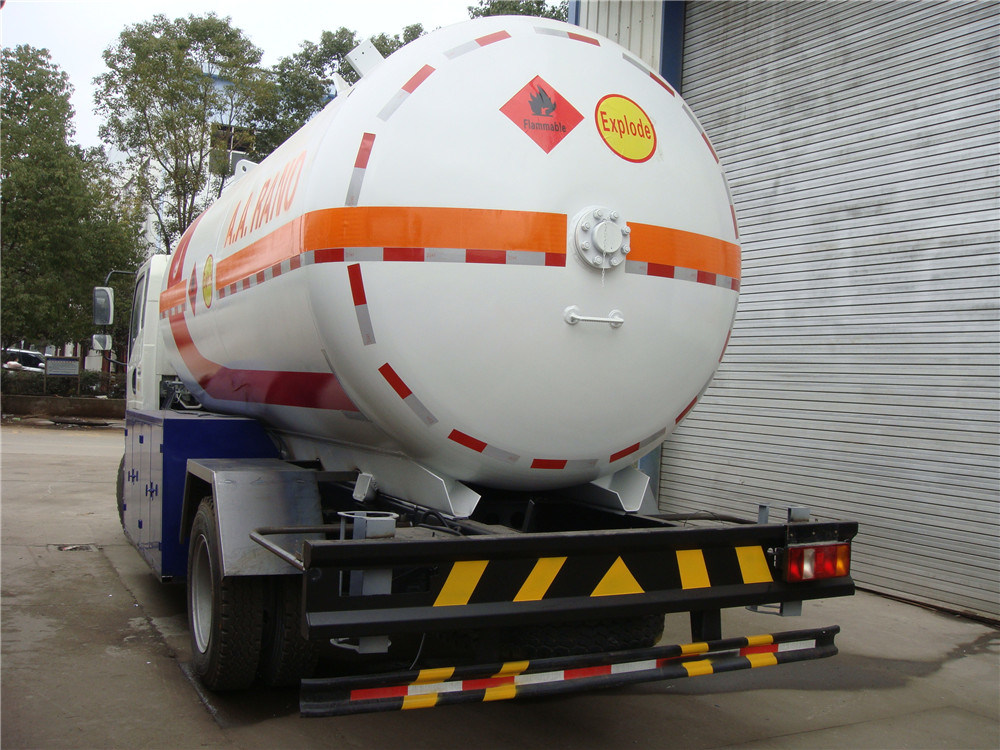 HOWO 5.5m3 (5500 Liters) LPG Bobtail Truck Tanker Mounted with LPG Pump Yqb-5. LPG Dispenser BCS-150 LHD. Rhd