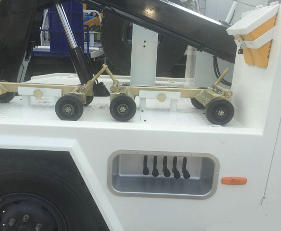 Iveco. Roll Back Flatbed Wrecker or Wheel Lift Wrecker with Broken Car Carrier for Towing Truck 5ton Optional 4X4 Offroad Awd Integrated Lift 3ton