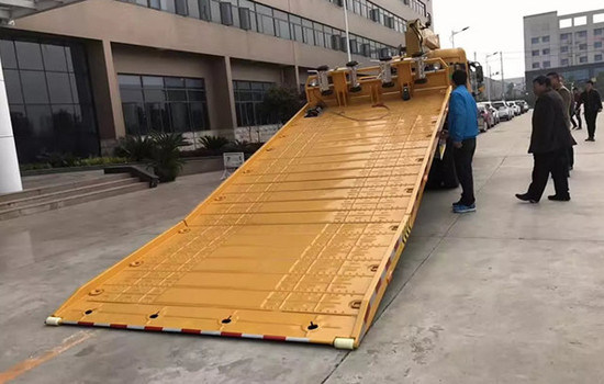 Rolling Back Dongfeng Wrecker with Crane Max Loading Weight 6300 Kg