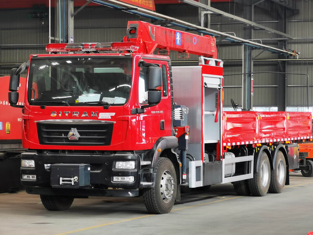 HOWO rescue truck mounted with crane (47)