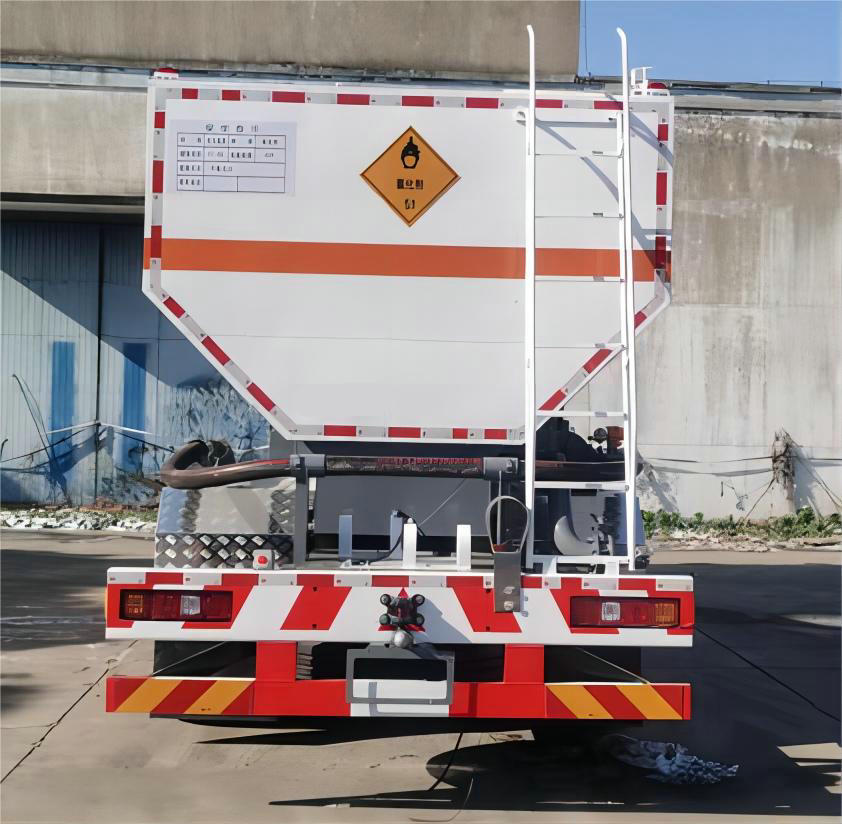 SHACMAN Loading ANFO emulsion explosive trucks (4)