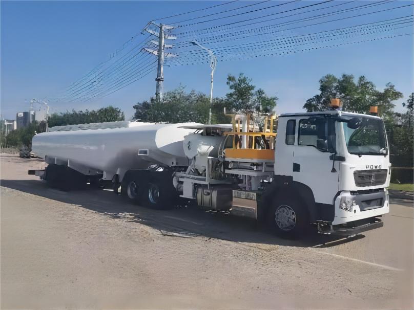 HOWO 45KL Airport refueller (6)