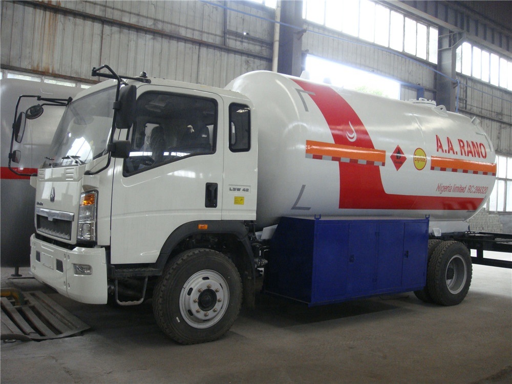 HOWO 5.5m3 (5500 Liters) LPG Bobtail Truck Tanker Mounted with LPG Pump Yqb-5. LPG Dispenser BCS-150 LHD. Rhd