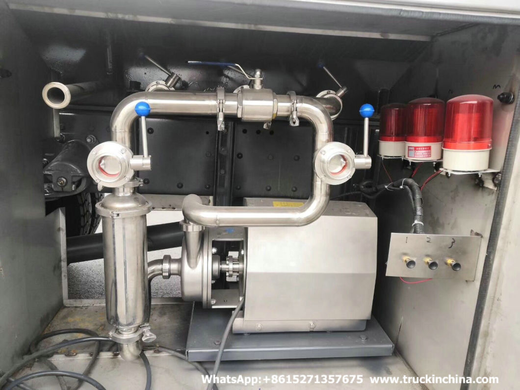 Sinotruck HOWO 4X4 Milk Tanker Truck with Food Grade Stainless Steel Pump (Offroad)