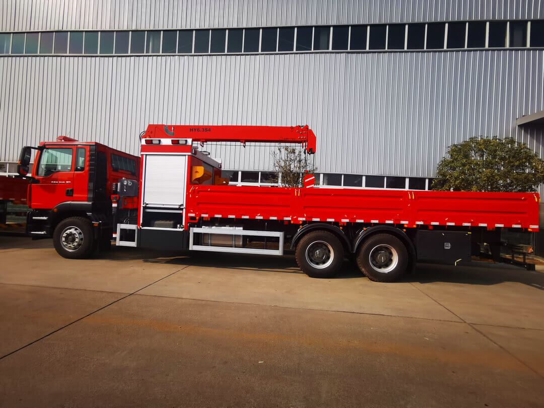 HOWO rescue truck mounted with crane (25)
