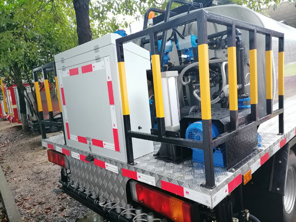 Hyundai Spray Bitumen Distributor Truck (2)