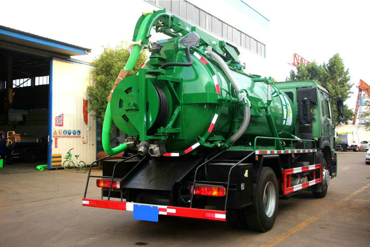 Sinotruck HOWO Vacuum Sewer Jetting Truck 10cbm (11)_1
