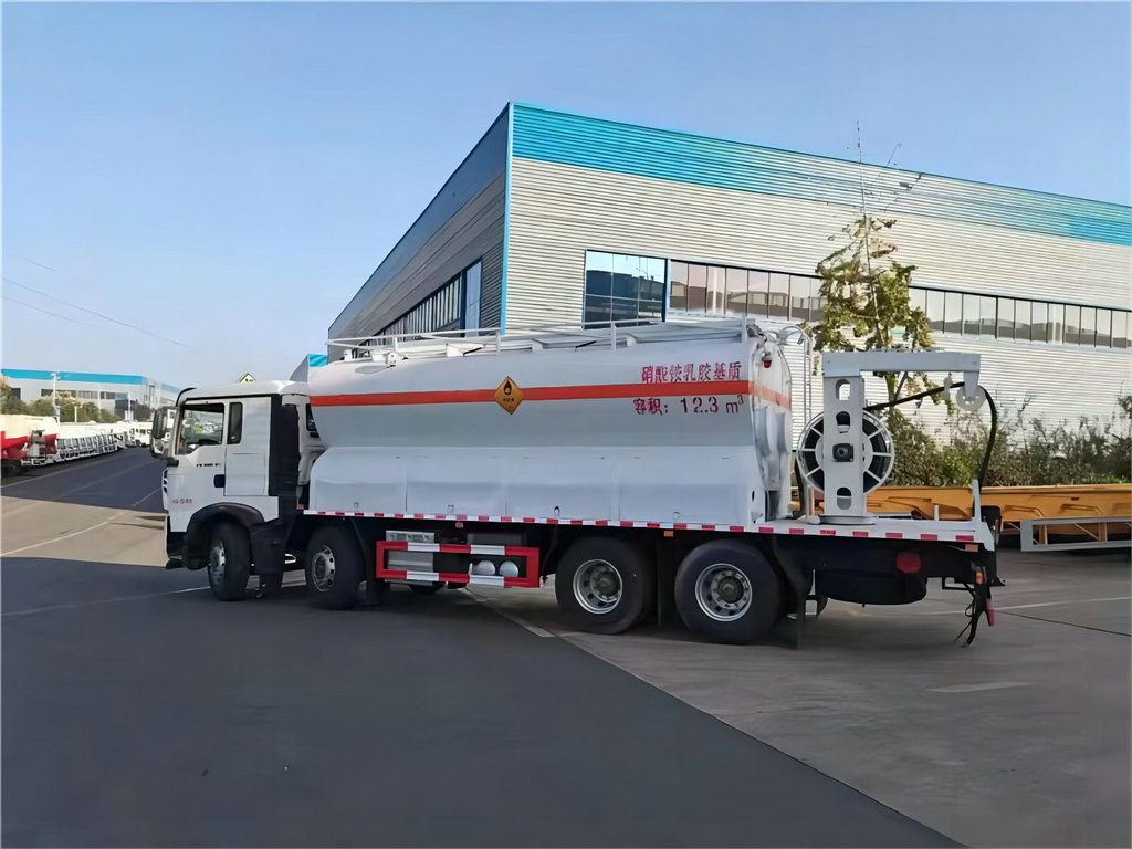 Digital Site Mixed and Charging Emulsion Explosive Trucks (3)