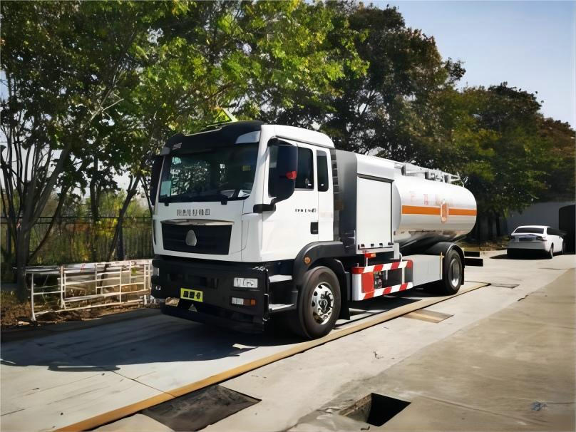 SITRAK Aviation Aircraft Refueller truck 12KL (11)