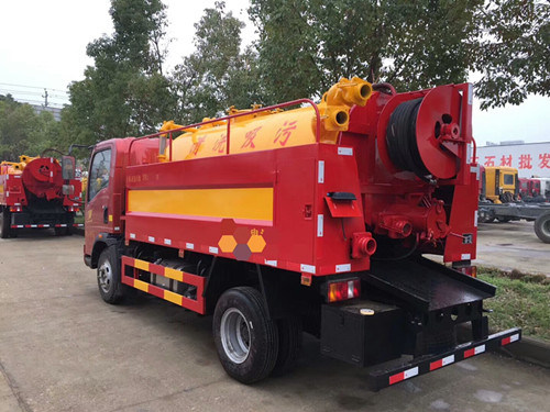 Small HOWO Septic Tank Truck 4000 Liters for Cesspool Emptier