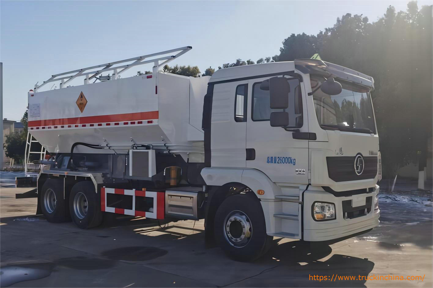 SHACMAN Loading ANFO emulsion explosive trucks (1)