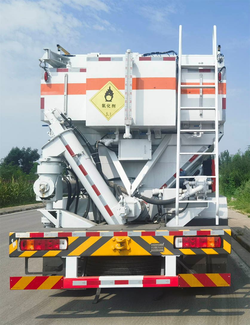 Heavy ANFO Explosive trucs (6)