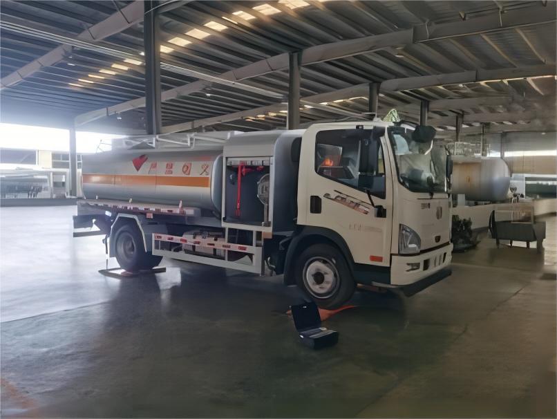 FAW Fuel Refueller (8)
