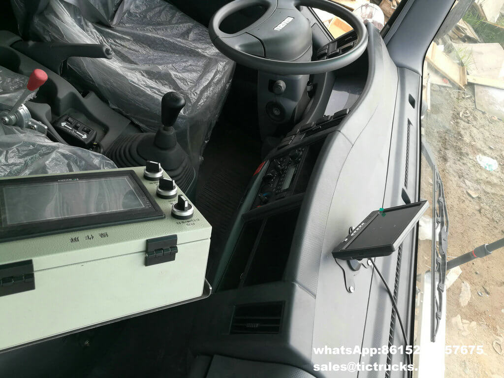 ISUZU vaccum sweeper truck -22.jpg