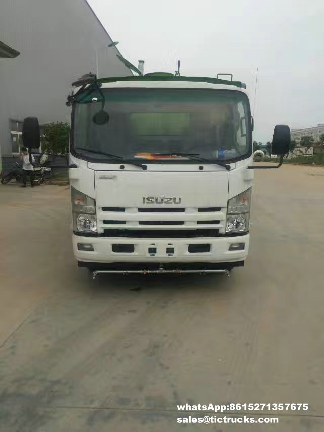 ISUZU road sweeper-001-water-cleaning_1.jpg