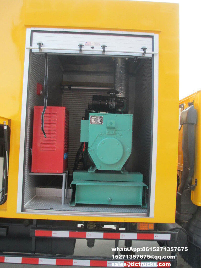 Rescue vehicle with Crane -28-ISUZU-700-truck_1.jpg