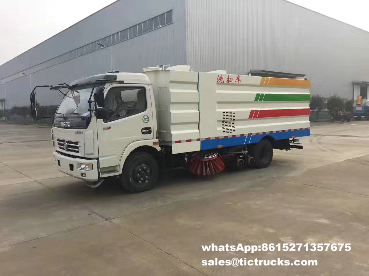 road sweeper-085-water-cleaning_1.jpg