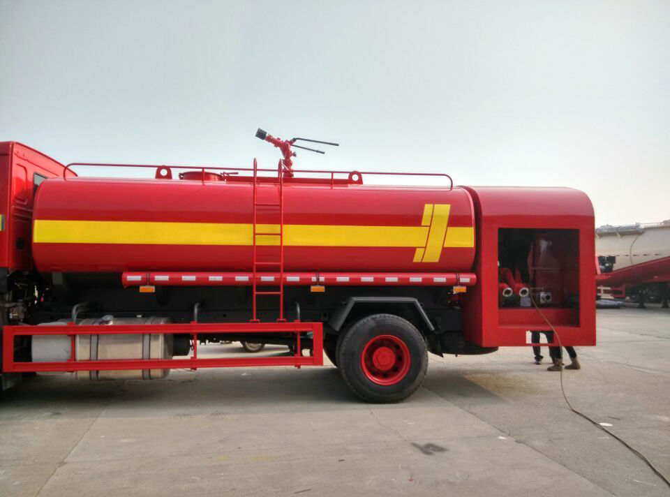 HOWO 4x4 fire truck-7000L water-pump