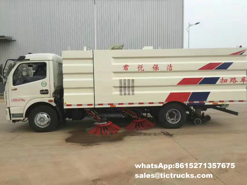 road sweeper-064-water-cleaning_1.jpg