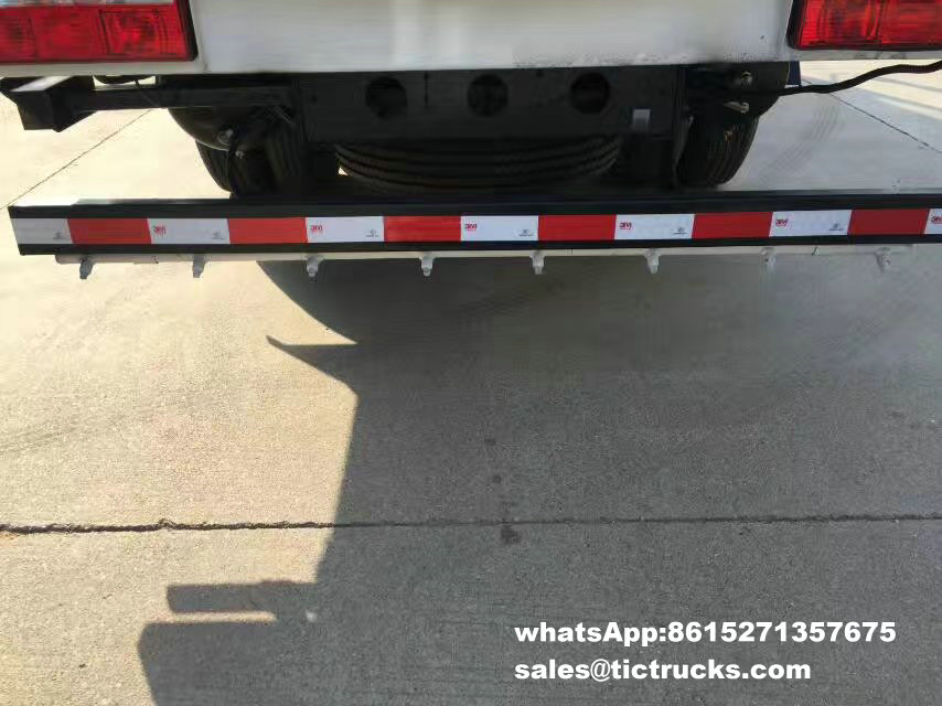 road sweeper-026-water-cleaning_1.jpg