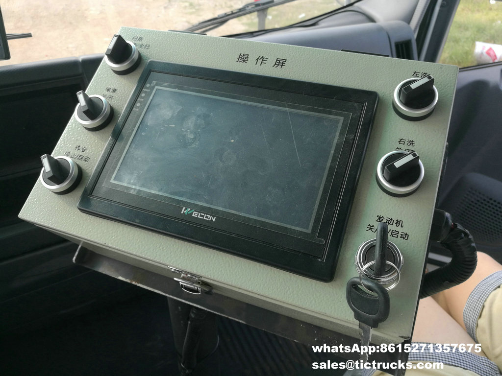 ISUZU vaccum sweeper truck -18.jpg