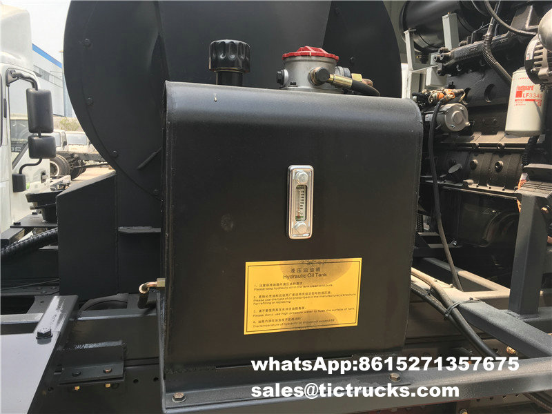 vacuum road sweeper-003-water-cleaning_1.jpg