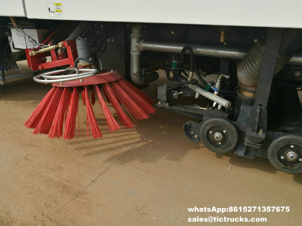 ISUZU vaccum sweeper truck -14.jpg