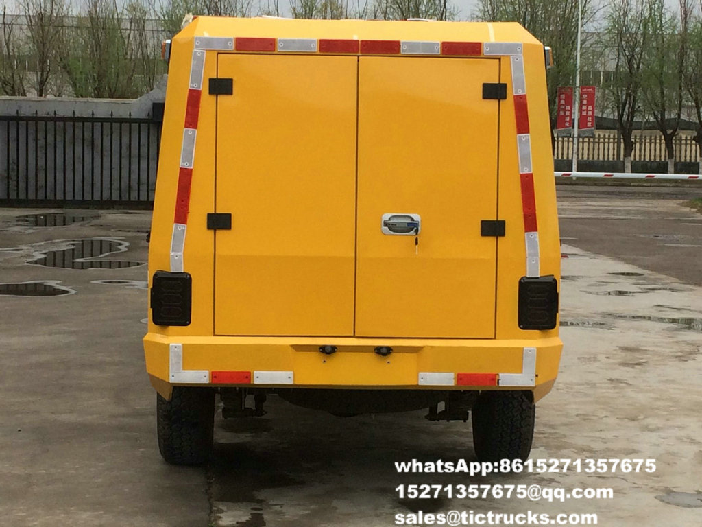 ISUZU Engineering Rescue pickup Truck 3.jpg