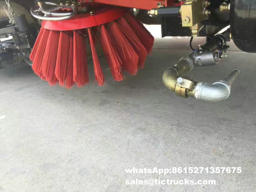 king Run road sweeper-004-water-cleaning_1.jpg