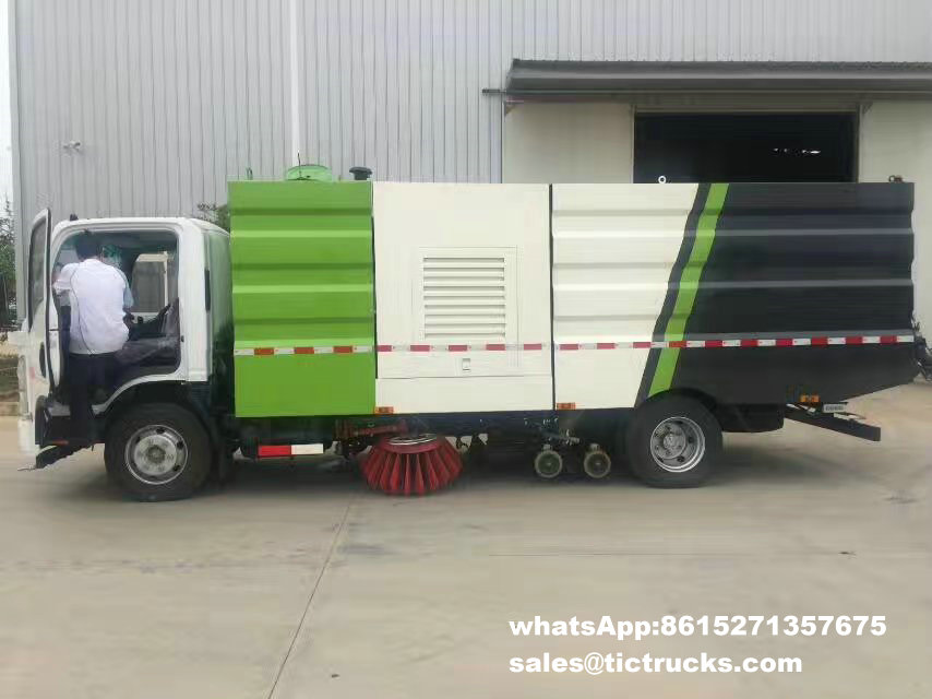 ISUZU road sweeper-005-water-cleaning_1.jpg