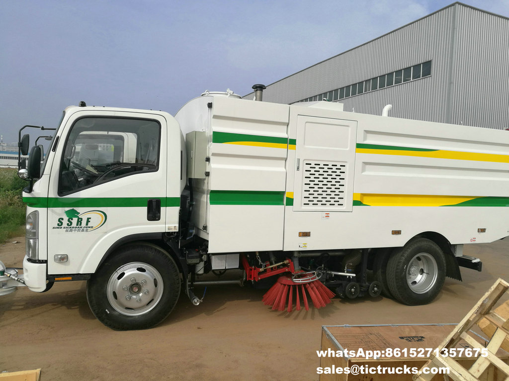 ISUZU vaccum sweeper truck -17.jpg