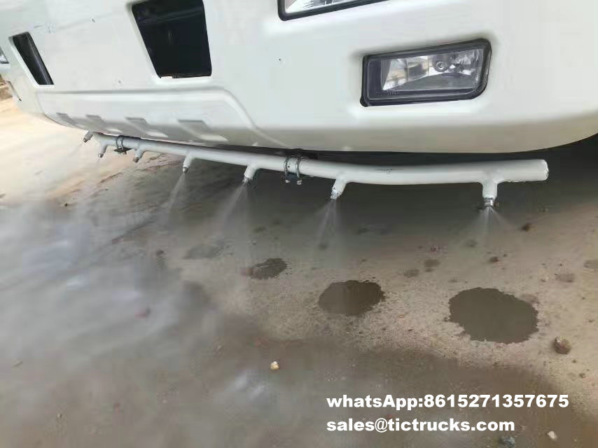 road sweeper-066-water-cleaning_1.jpg