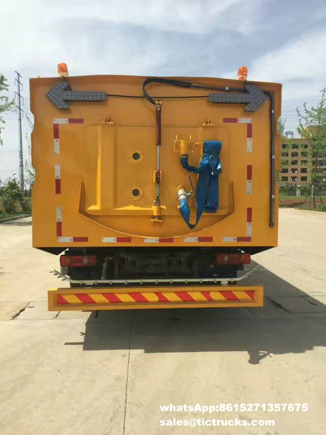 king Run road sweeper-007-water-cleaning_0001_1.jpg