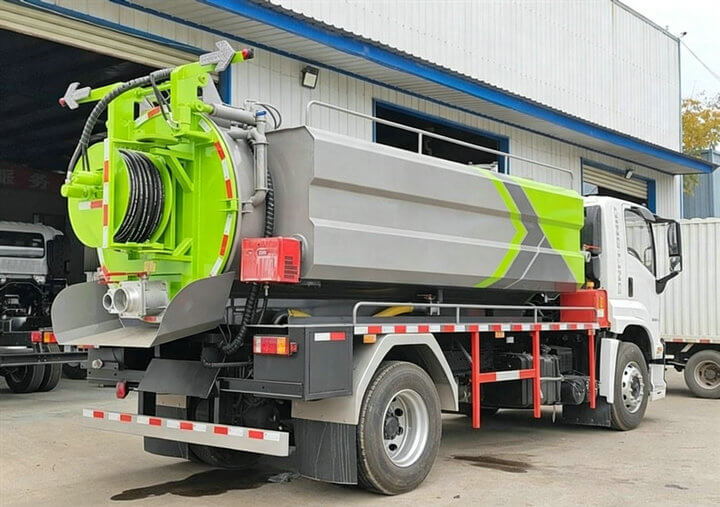 ISUZU FTR Combined Sewer Jetting and Vacuum Truck 8000L Sewage+4000L Clean Water (8) ISUZU FTR Combined Sewer Jetting and Vacuum Truck 8000L Sewage+4000L Clean Water (8)