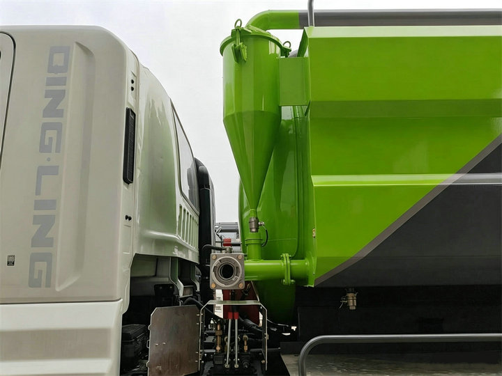 ISUZU FTR Combined Sewer Jetting and Vacuum Truck 8000L Sewage+4000L Clean Water (2) ISUZU FTR Combined Sewer Jetting and Vacuum Truck 8000L Sewage+4000L Clean Water (2)
