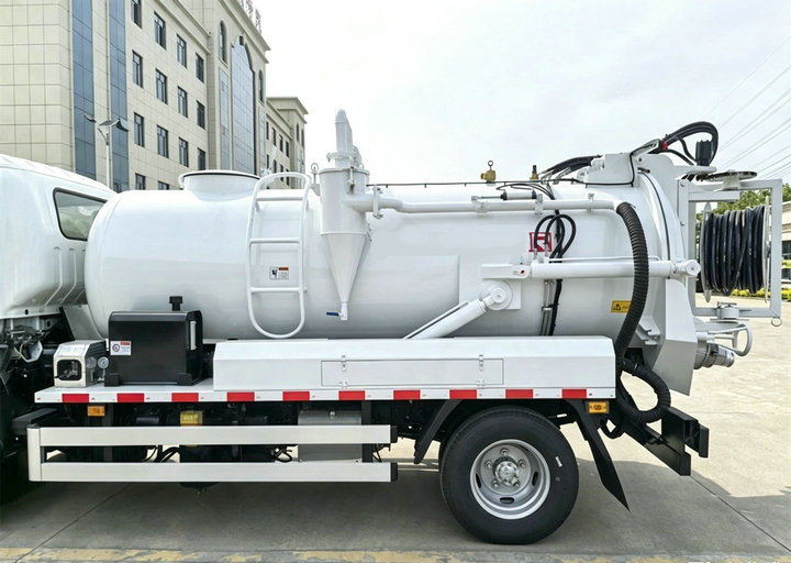 Isuzu Sewer Vacuum Jetting Flushing And Cleaning Truck 2000L (8) Isuzu Sewer Vacuum Jetting Flushing And Cleaning Truck 2000L (8)
