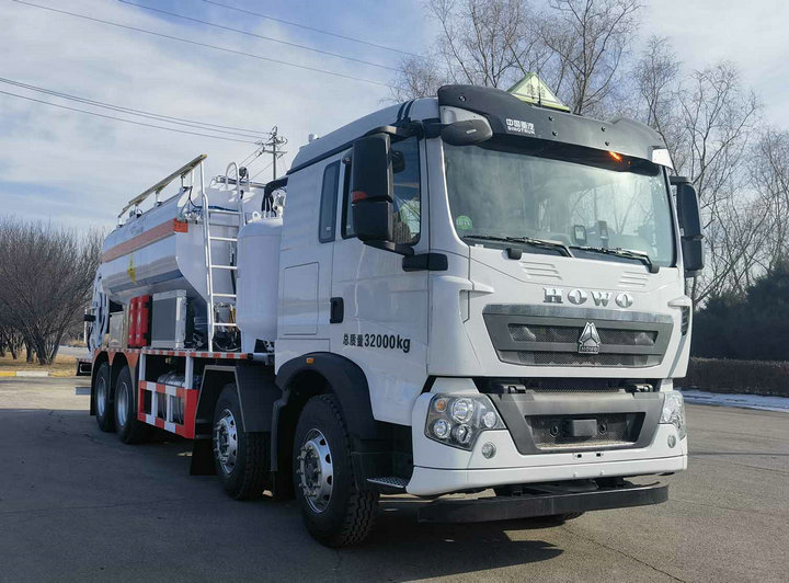 On-site Mixed Ammonium Nitrate Fuel Oil Explosive Truck (1)