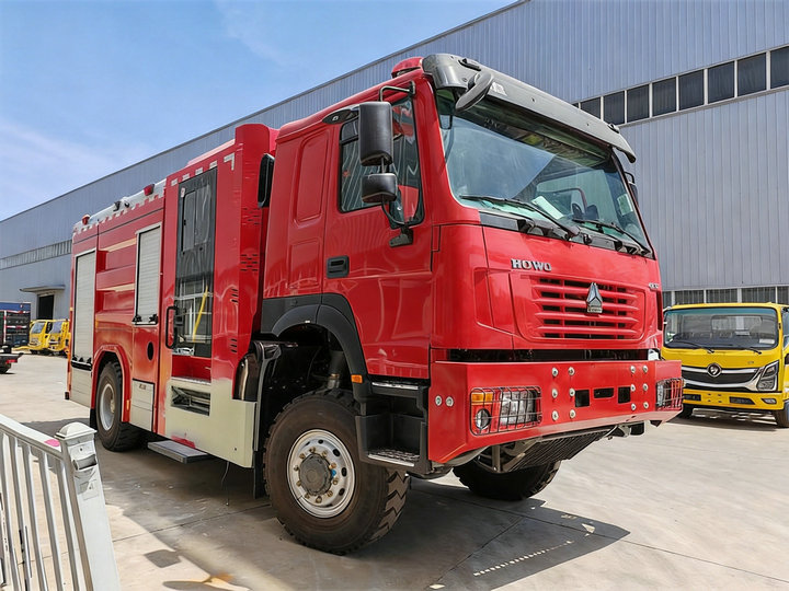 HOWO 4&times;4 AWD Fire Fighting Trucks 5000L Water 2000L Foam (9)