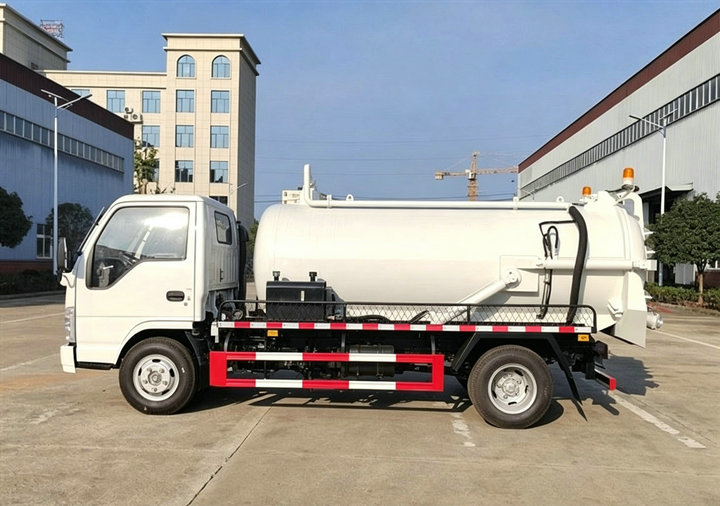 ISUZU mini sewage vacuum tank truck (9)