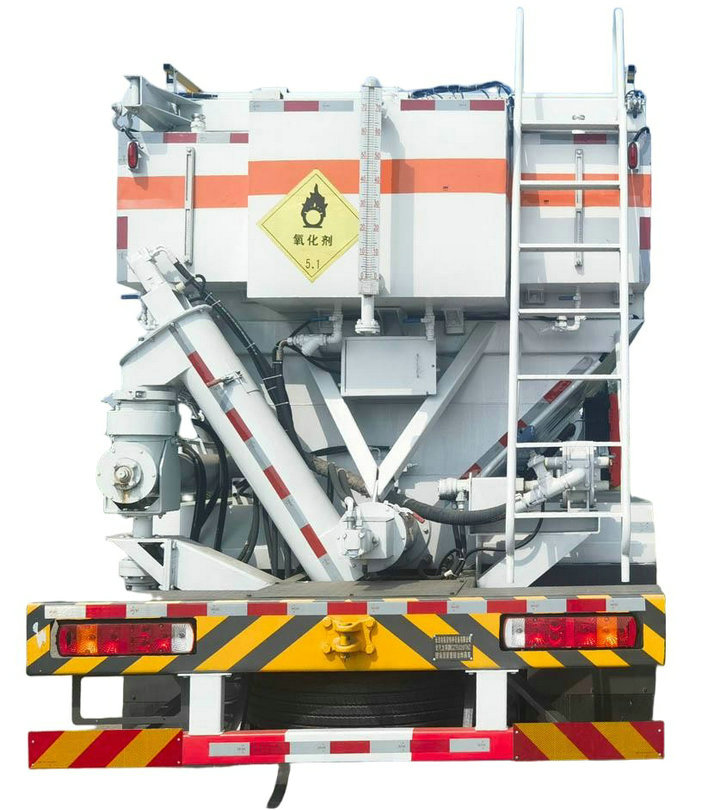 HOWO Bulk On-site Mixed Heavy Ammonium Nitrate Fuel Oil ANFO Explosives Mixing And Charging Truck