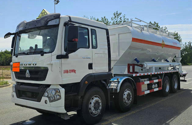 HOWO Mining Blasting On-site Bulk 17T Porous Granular ANFO Explosive Mixing And Charging Truck