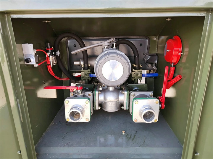 HOWO 4x4 Fuel truck Refueling Bowser (5)