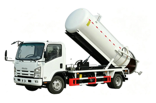 700P 8KL Isuzu Suction Sewage Cesspit Tank Truck 